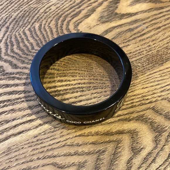 CHANEL 2007 Spring 07P Black & White Resin Bangle Bracelet - Picture 8 of 9